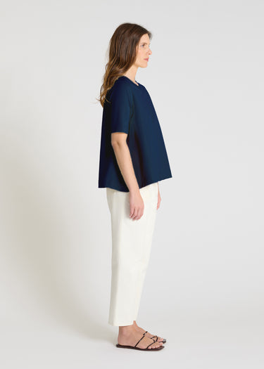 Sweat manches courtes femme bleu nuit, coupe fluide évasée, vue de profil, style décontracté mi-saison
