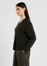 Pull femme vert sauge en mérinos – coupe droite, col V, emmanchure raglan, Graham vert profond
