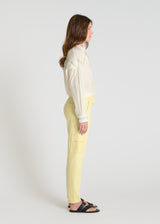 Détail jogging femme molleton jaune, poche plaquée jambe droite, finition soignée - Grigoripoe
