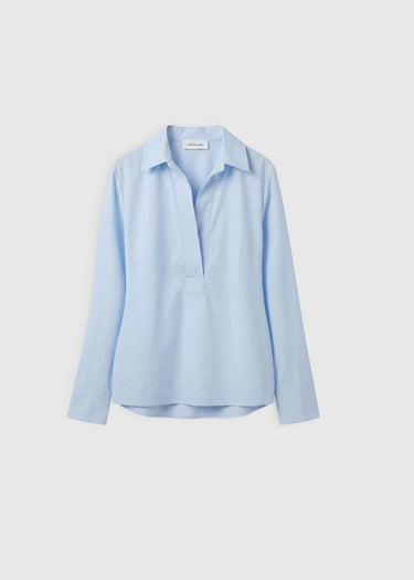 Blouse Hannah bleu ciel – popeline coton stretch, col polo, pinces poitrine, boutons nacre
