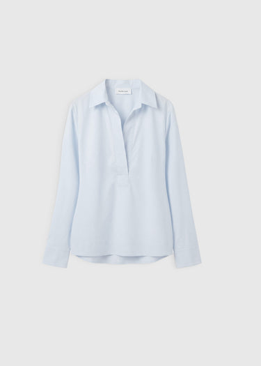 Blouse Hannah bleu ciel – popeline coton stretch, col polo, pinces poitrine, boutons nacre
