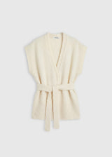 Gilet Honoré off white – baby alpaga, volume kimono, ceinture en côtes, fentes côtés
