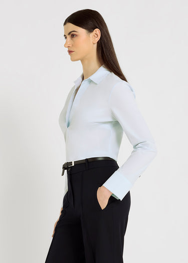 Chemise femme bleu ciel cintrée en coton – blouse Hannah, coupe fittée, encolure col polo
