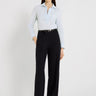 Blouse bleu ciel femme coton stretch col polo cintrée – Blouse Hannah bleu ciel
