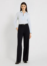 Blouse bleu ciel femme coton stretch col polo cintrée – Blouse Hannah bleu ciel
