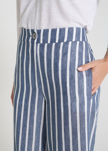 Détail pantalon Hibiscus bleu indigo rayures verticales poches passepoilées braguette zip
