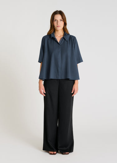 Chemise femme bleu marine rayée voile de coton, col chemise, manches courtes, coupe ample et fluide – Hortensia