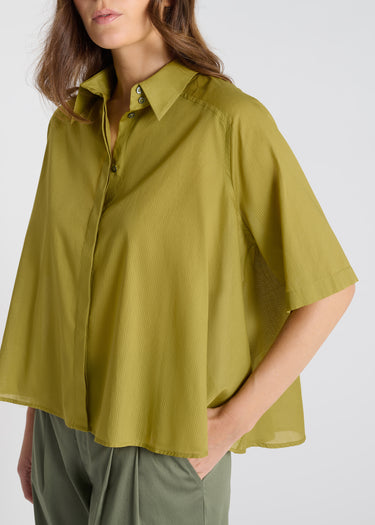 Détail chemise Hortensia vert olive rayée voile coton patte boutonnage col uni contrasté
