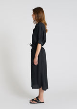 Robe Hoya noir portée robe longue femme Tencel fluide ceinture taille élégante
