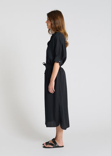 Robe Hoya noir portée robe longue femme Tencel fluide ceinture taille élégante
