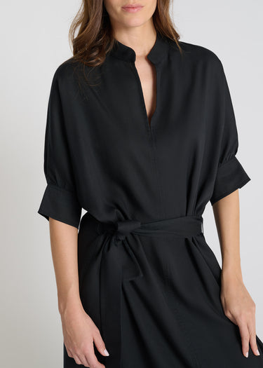 Détail robe Hoya noir Tencel ceinture ajustable manches courtes boutons nacre
