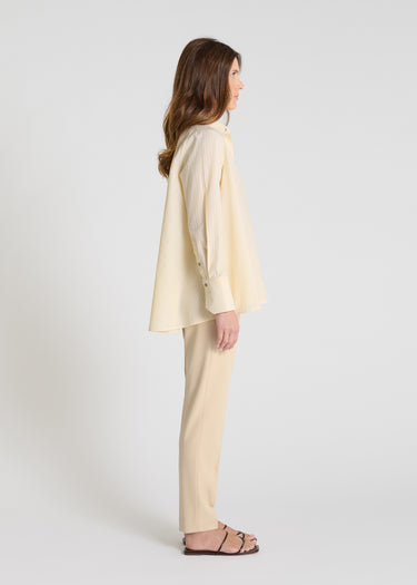 Chemise Iberis jaune portée chemise rayée femme coton coupe fluide dos long structuré
