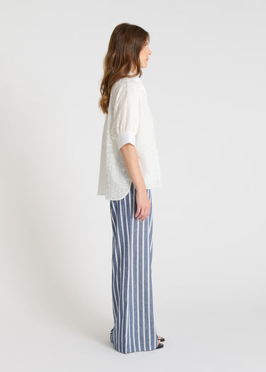 Blouse Iris blanc optique, chemisier femme col mao avec décolleté en V et poignets en voile uni, vue de profil
