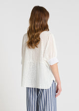 Chemisier Iris blanc en voile de coton fleuri, blouse femme chic avec découpe dos et tombé fluide, vue de dos
