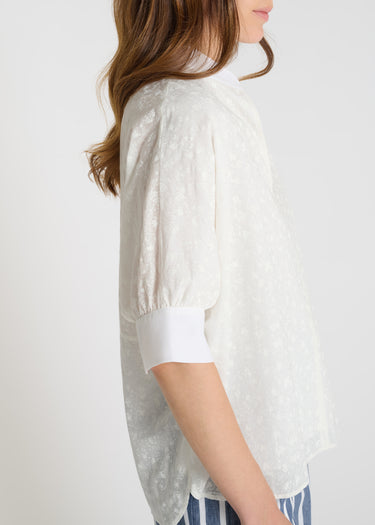 Chemisier Iris en voile de coton blanc, blouse femme manche courte avec motif fleuri ton sur ton discret
