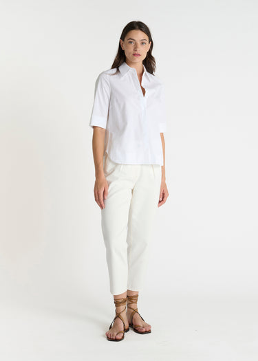 Chemise blanche femme Isabella en popeline de coton, vue de face, col boutonné nacre, manches courtes, coupe droite élégante
