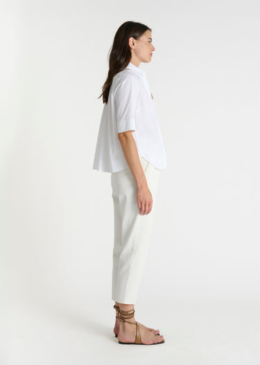 Chemise blanche Isabella femme, vue de dos avec découpe distinctive, popeline de coton, design épuré et raffiné
