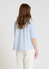Vue arrière chemise coton bleu ciel, découpe dos distinctive, volume droit - Isabella