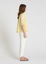 Détail col chemise popeline jaune, boutons nacre dissimulés, finition élégante - Isabella
