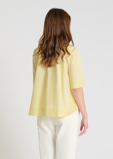 Vue arrière chemise coton jaune moutarde, découpe dos distinctive, volume droit - Isabella
