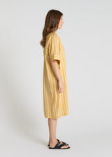 Robe Ivy jaune portée robe rayée femme Tencel fluide légère estivale décontractée
