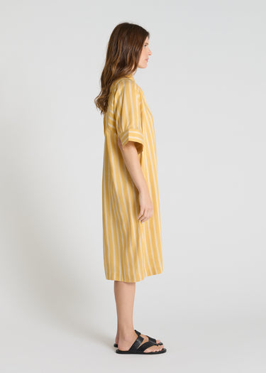 Robe Ivy jaune portée robe rayée femme Tencel fluide légère estivale décontractée
