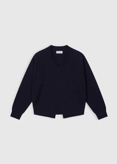 Pull John bleu nuit – mérinos 100%, col V bord-côte, manches chauve-souris, fente oblique dos
