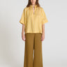 Blouse Jacinthe jaune rayée, chemisier femme chic en Tencel avec col V et manches courtes, vue de face
