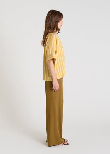 Chemisier Jacinthe rayé jaune, blouse femme chic avec baigneuse col uni et rayures verticales, vue de profil
