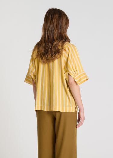 Blouse Jacinthe jaune en Tencel rayé, chemisier femme avec pli creux dos et coupe droite fluide, vue de dos
