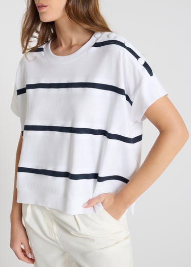 Détail sweat Jadish R blanc rayé coton patte boutonnage épaule boutons recouverts manches courtes
