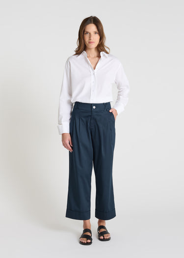 Pantalon tailleur femme Jasmin bleu marine satin coton jambe large plis devant poches italiennes
