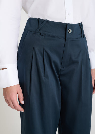 Détail pantalon Jasmin bleu nuit satin coton passants croisés zip braguette bouton nacre
