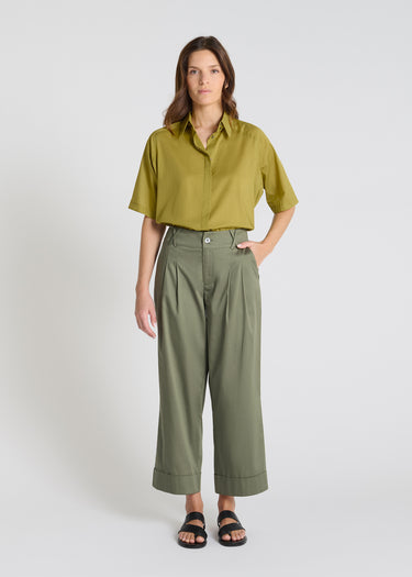 Pantalon satin coton kaki femme, jambe large fluide, plis devant structurants - Jasmin
