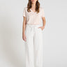 Pantalon molleton femme blanc Jivoe – coupe large droite, ceinture élastiquée, poche latérale
