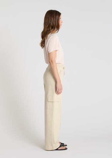 Détail jogging Jivo beige dune molleton taille élastiquée lien ajustable poche fonctionnelle
