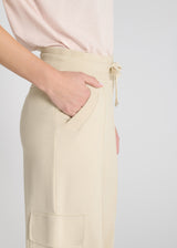 Vue arrière jogging Jivo beige dune base droite molleton coupe large fluide casual

