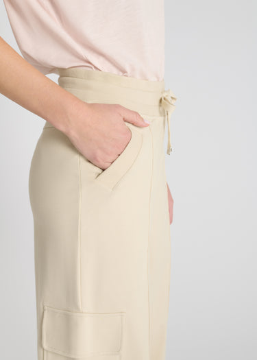 Vue arrière jogging Jivo beige dune base droite molleton coupe large fluide casual
