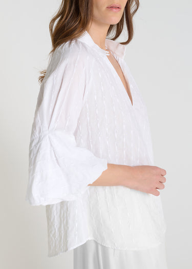 Chemisier Jonquille brodé blanc, blouse femme chic en voile de coton léger avec manches ballon et détails brodés
