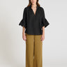 Blouse Jonquille noir brodée, chemisier femme voile de coton avec col à plis et manches ballon, vue de face
