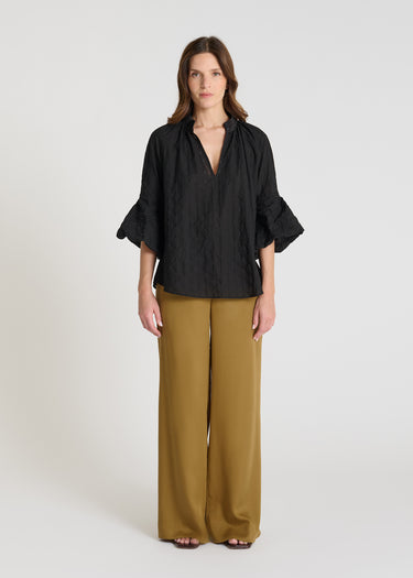 Blouse Jonquille noir brodée, chemisier femme voile de coton avec col à plis et manches ballon, vue de face
