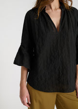 Chemisier Jonquille brodé noir, blouse femme pour soirée en voile de coton léger avec manches ballon et détails plissés
