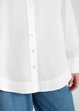 Chemise femme blanc optique coton chevron, détail patte boutonnage cachée et bas arrondi - Karla
