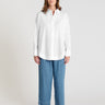 Chemise blanche femme coton twill chevron, coupe droite, col boutonné nacre, vue de face - Karla
