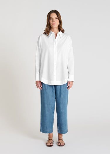 Chemise blanche femme coton twill chevron, coupe droite, col boutonné nacre, vue de face - Karla
