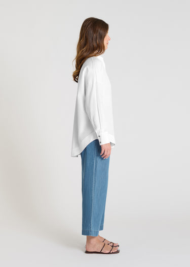 Chemise blanche coton femme, vue de profil, emmanchure basse et découpe dos structurée - Karla
