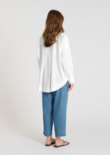 Chemise femme blanche en coton, détail manches longues poignets ajustables et boutons nacre - Karla