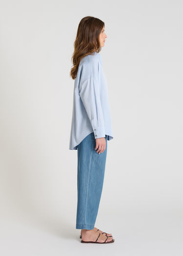 Détail chemise chevron bleu ciel, patte boutonnage cachée, texture relief - Karla
