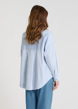 Vue arrière chemise coton bleu ciel, découpe dos structurante, base arrondie - Karla
