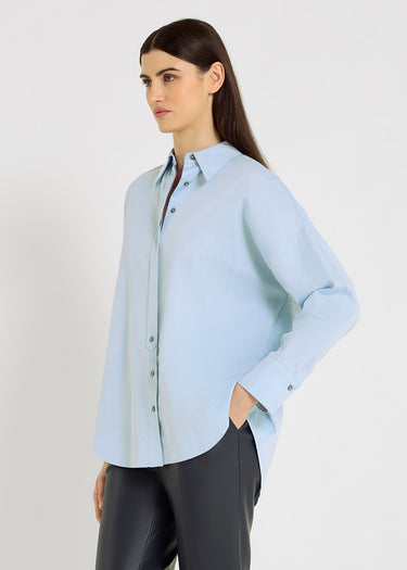 Chemise Karla bleu ciel – vue dos, découpe structurante, jeu de longueurs, twill chevron coton
